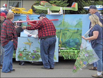 Mounting the Airplanes and Completing the Background Decorations